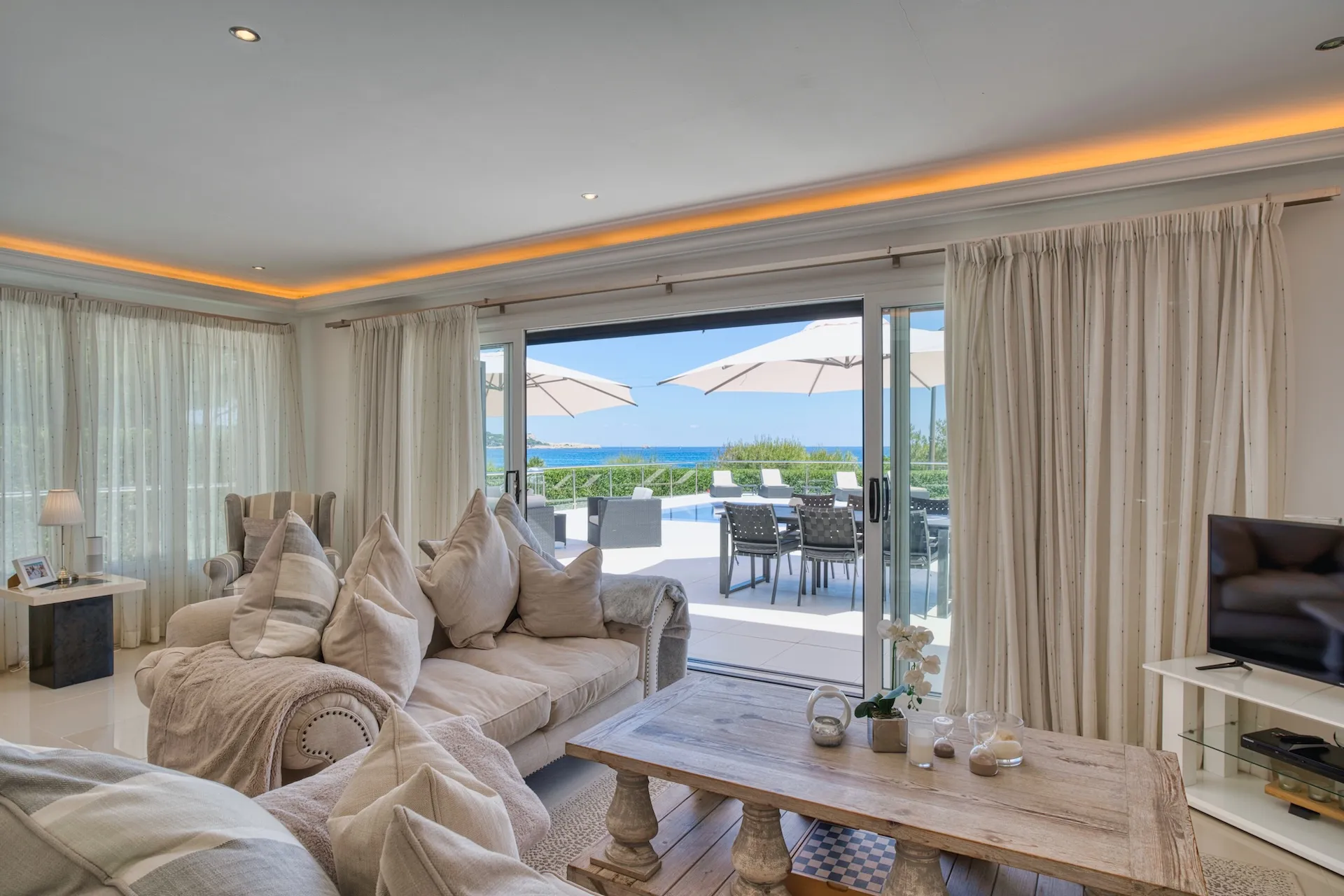 Seafront villa with spectacular views of the Bay of Cala Ratjada-5