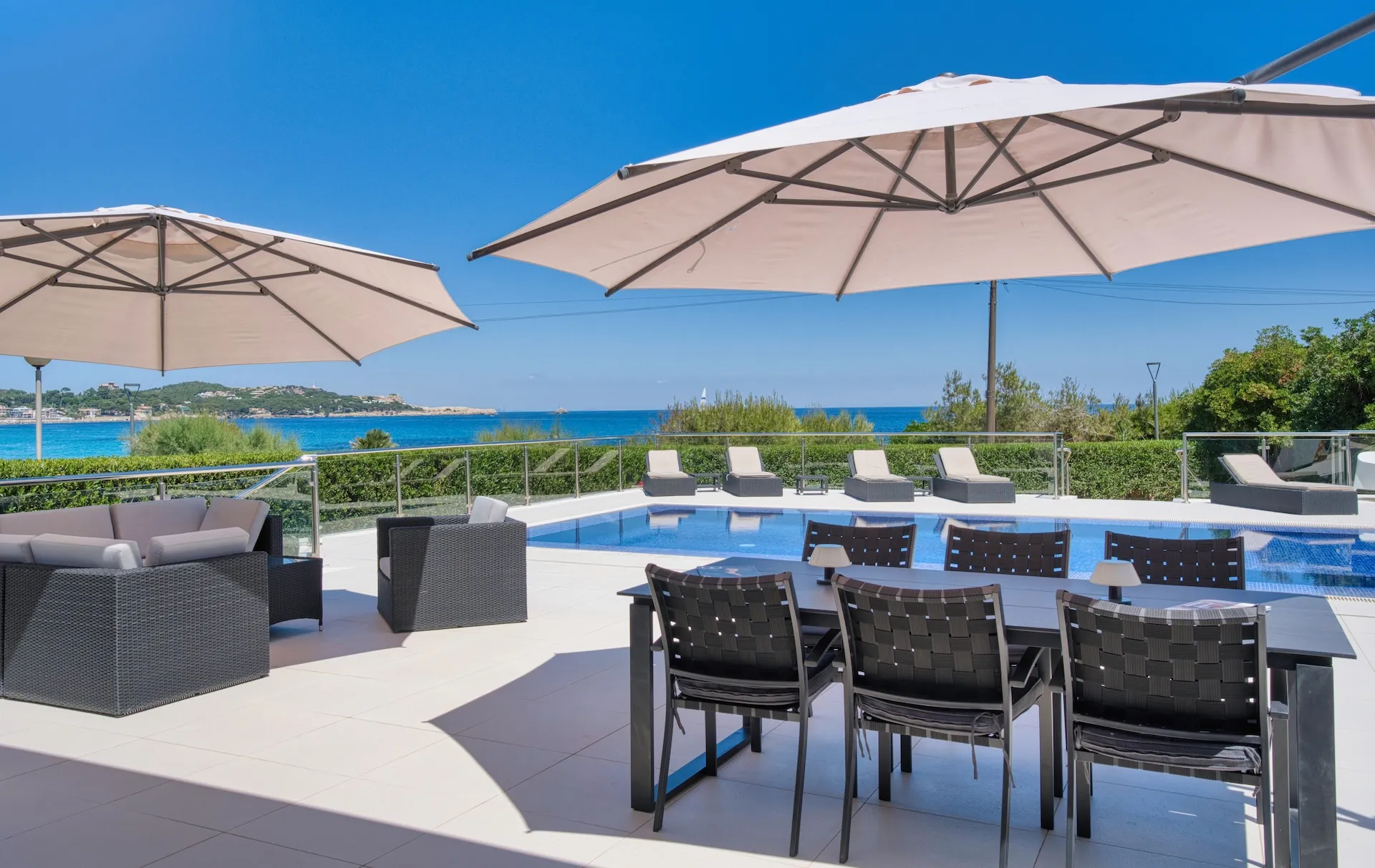 Seafront villa with spectacular views of the Bay of Cala Ratjada-1