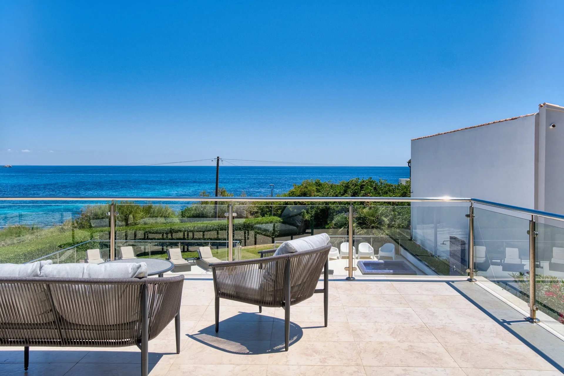 Seafront villa with spectacular views of the Bay of Cala Ratjada-10