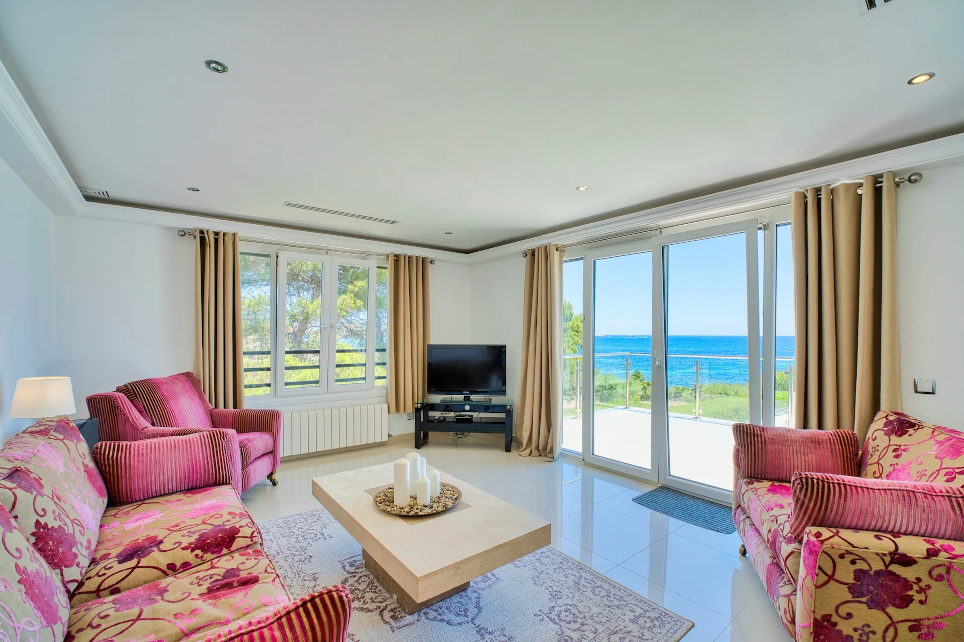Seafront villa with spectacular views of the Bay of Cala Ratjada-8