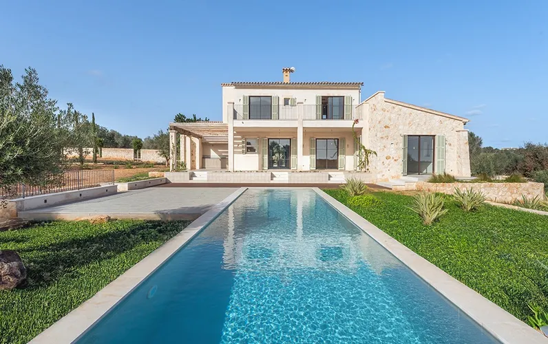 Stilfuld nybygget finca med eftertragtet beliggenhed