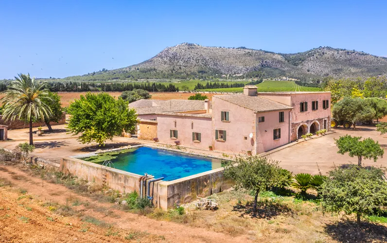 Country estate to renovate in Inca