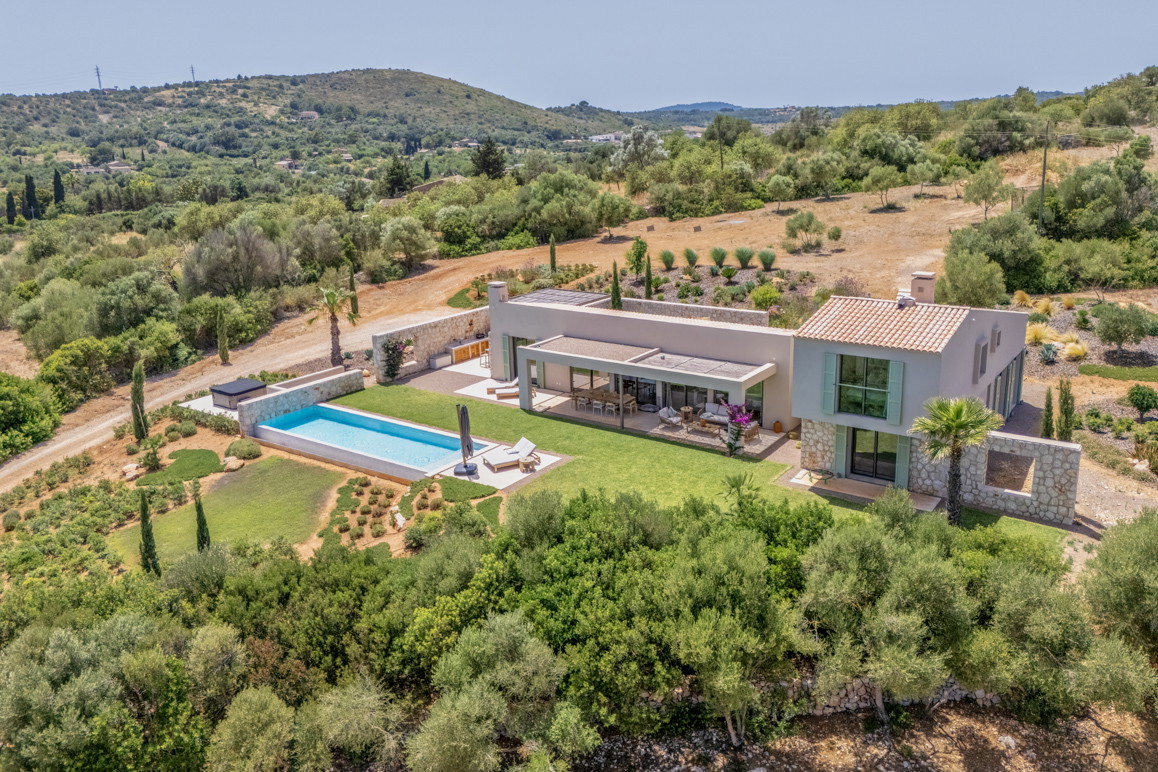 Magnifique finca neuve avec une façade en pierre naturelle et une vue panoramique près de Son Carrió