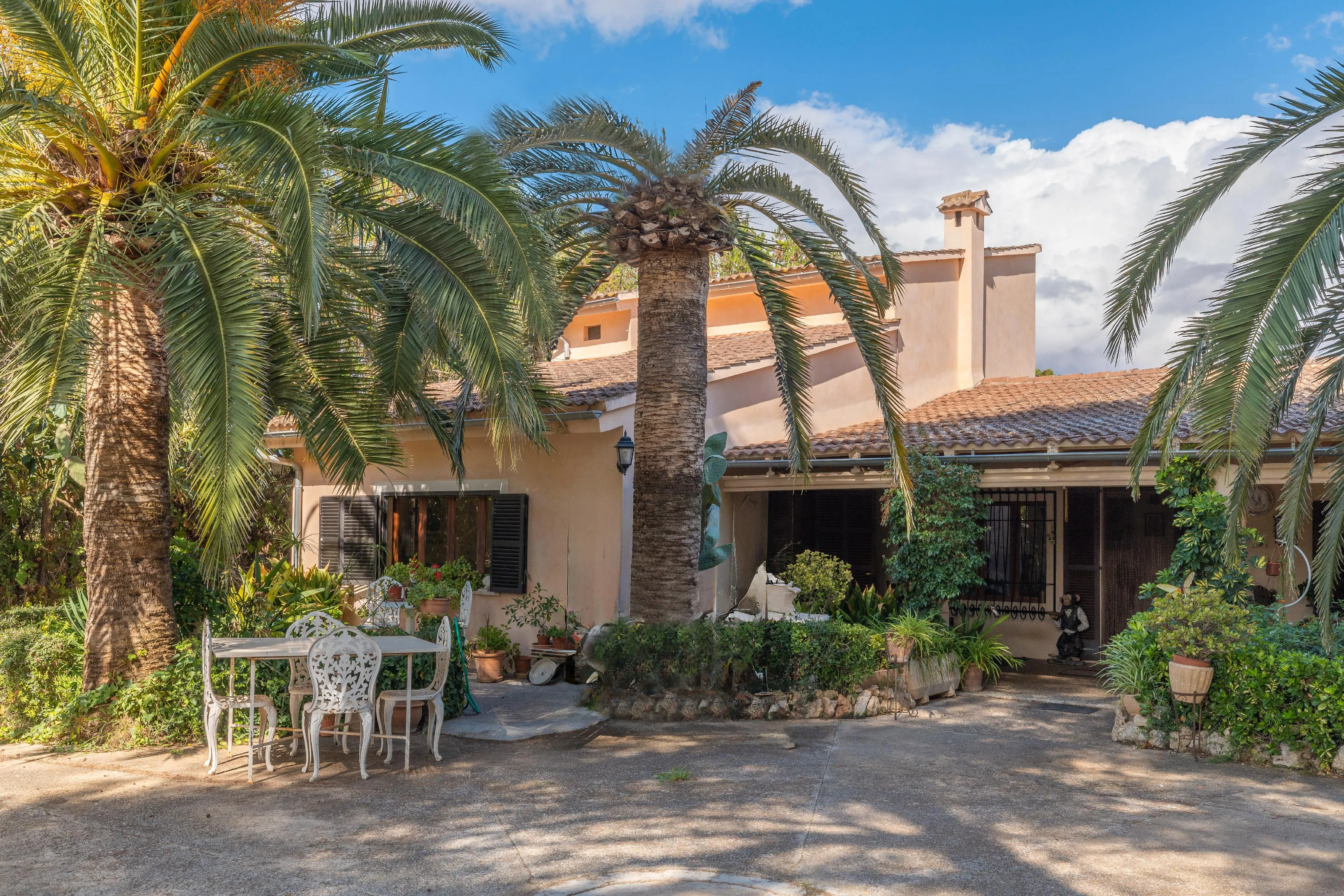 Encantadora finca con amplios espacios y un idílico entorno exterior-20