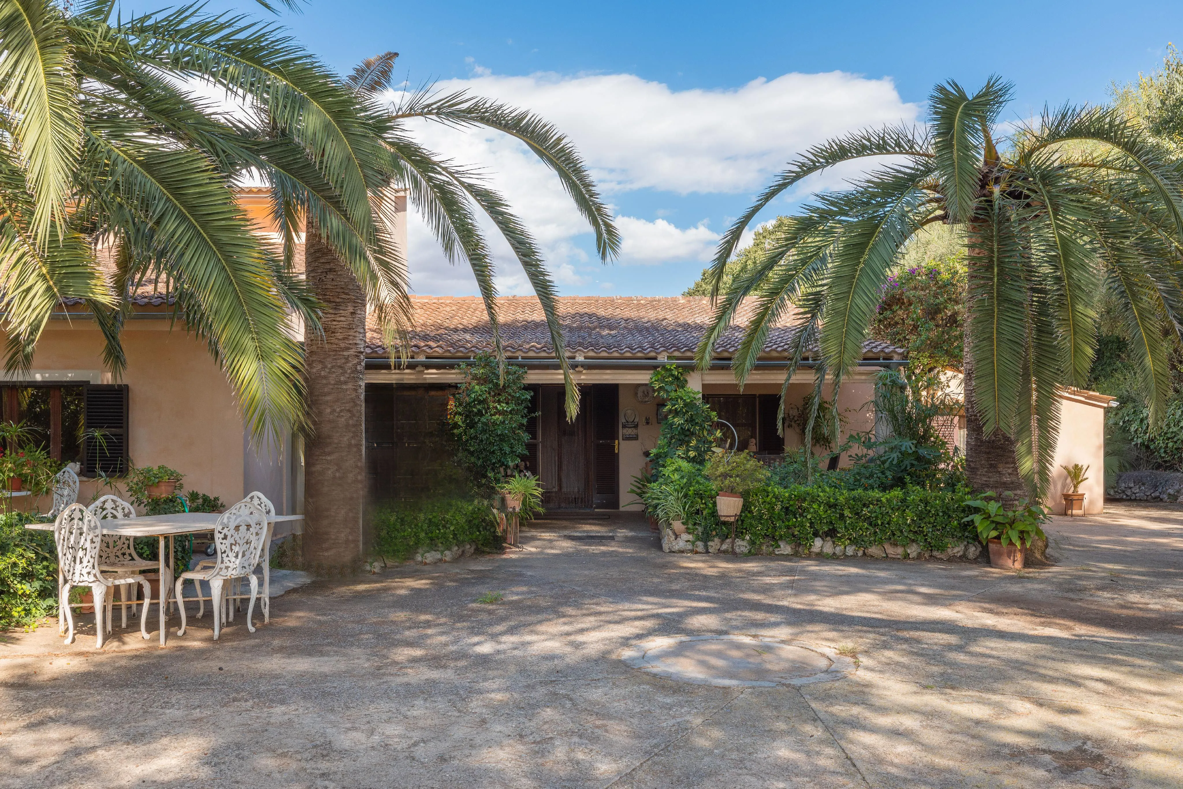 Encantadora finca con amplios espacios y un idílico entorno exterior-1