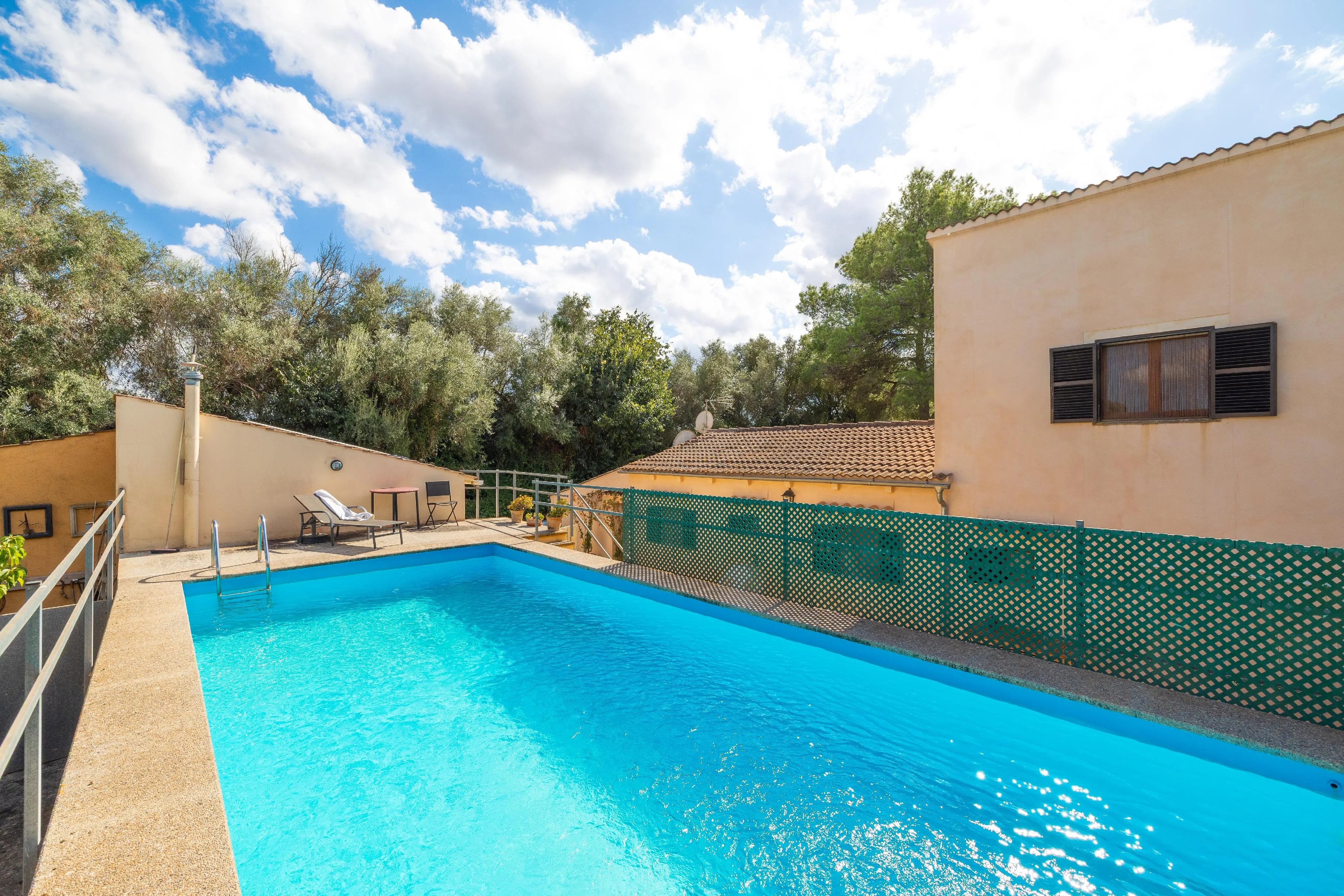 Encantadora finca con amplios espacios y un idílico entorno exterior-3