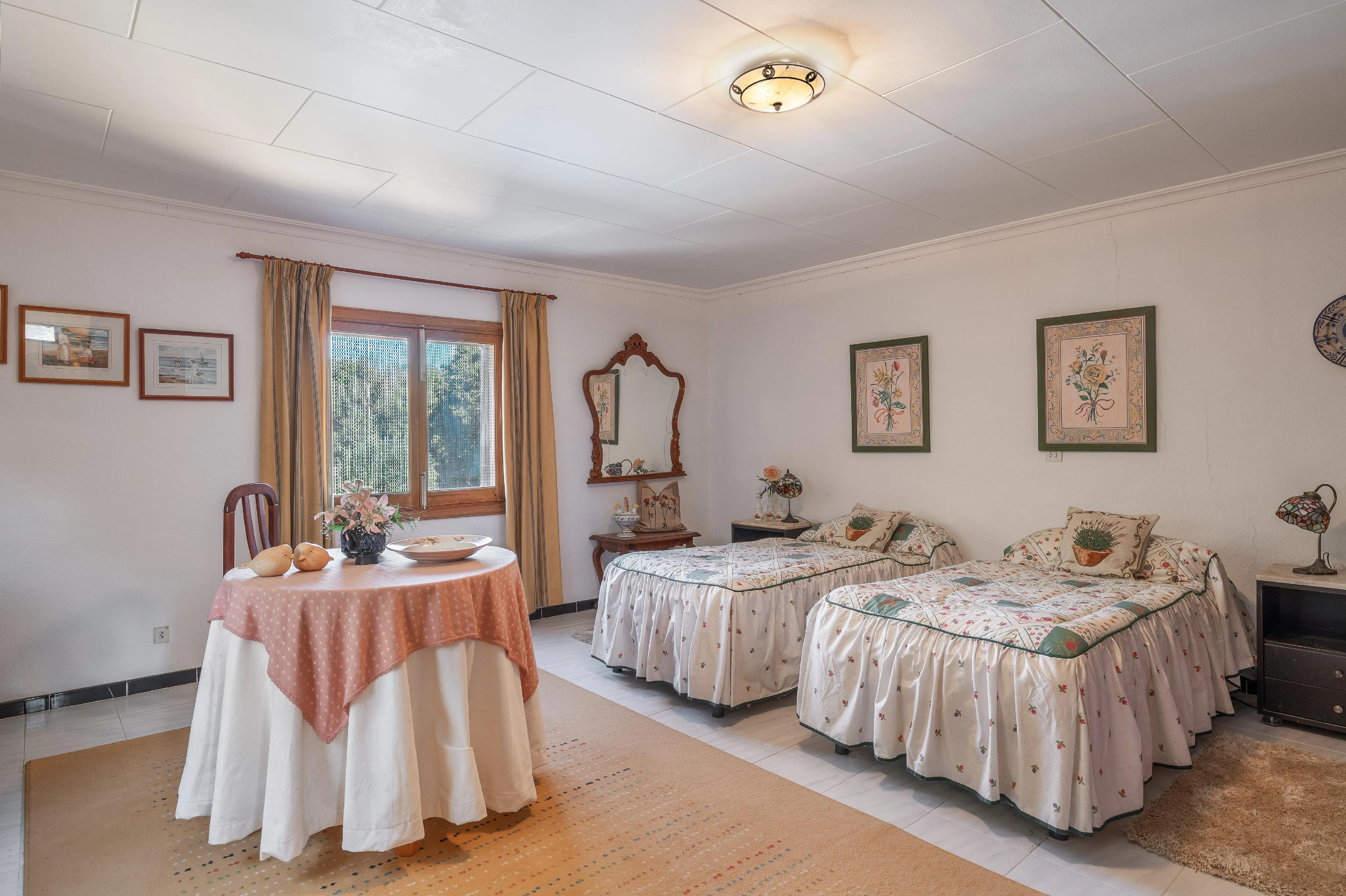 Encantadora finca con amplios espacios y un idílico entorno exterior-8