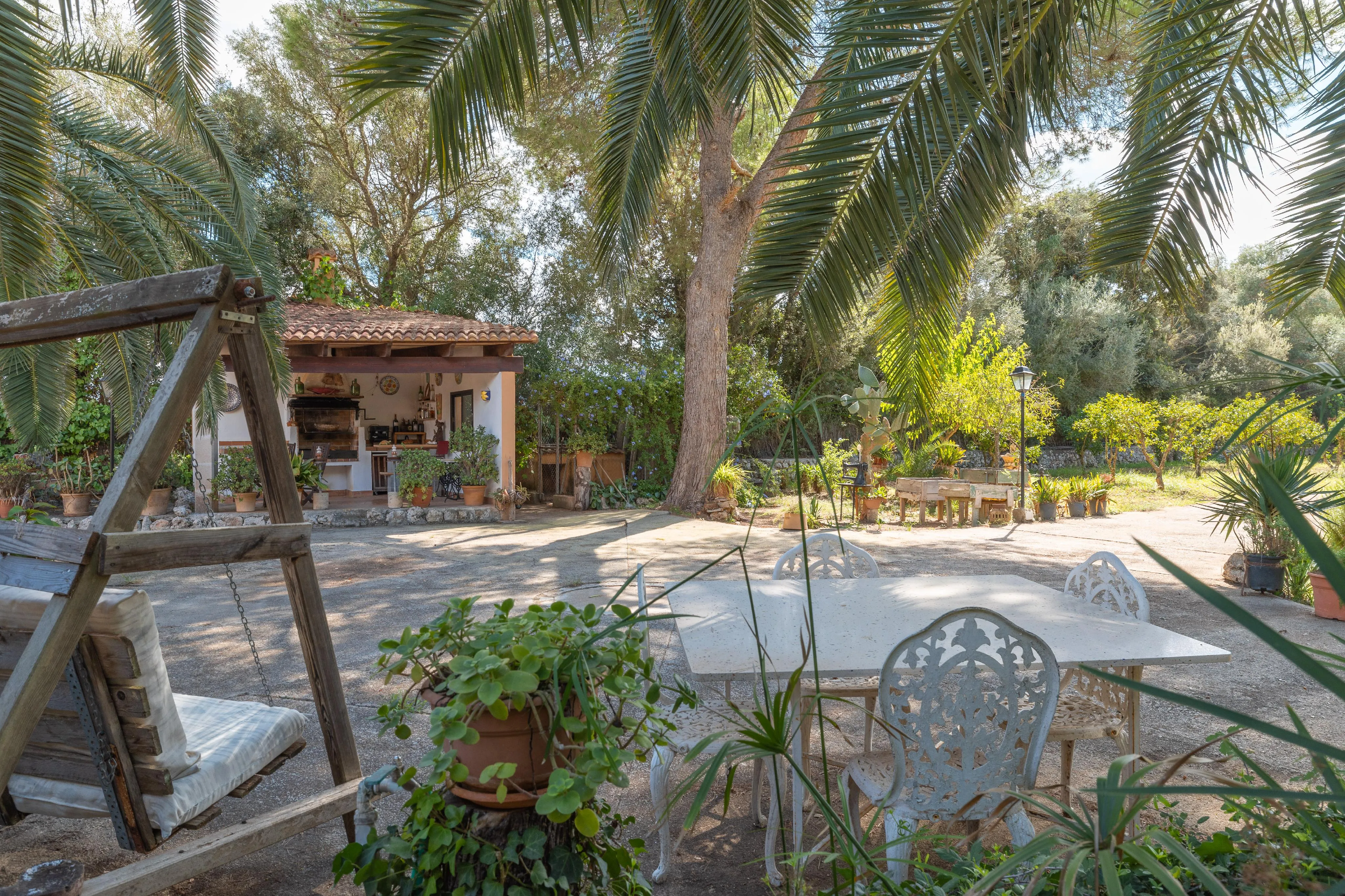 Encantadora finca con amplios espacios y un idílico entorno exterior-2