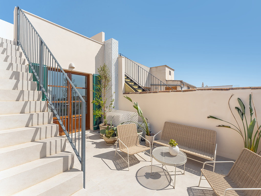 Casa independent en un carrer històric amb terrassa i terrassa a la coberta