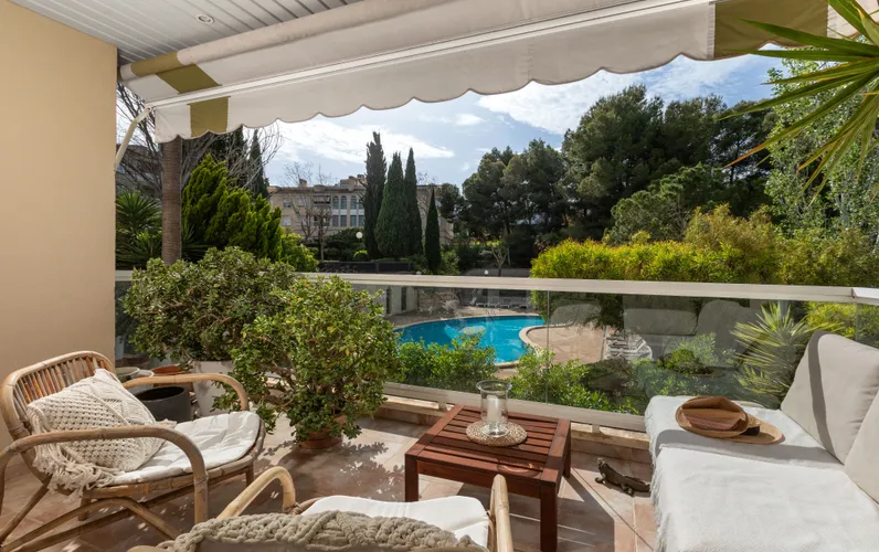 Habitatge familiar amb terrassa, garatge i zones comunes amb piscina