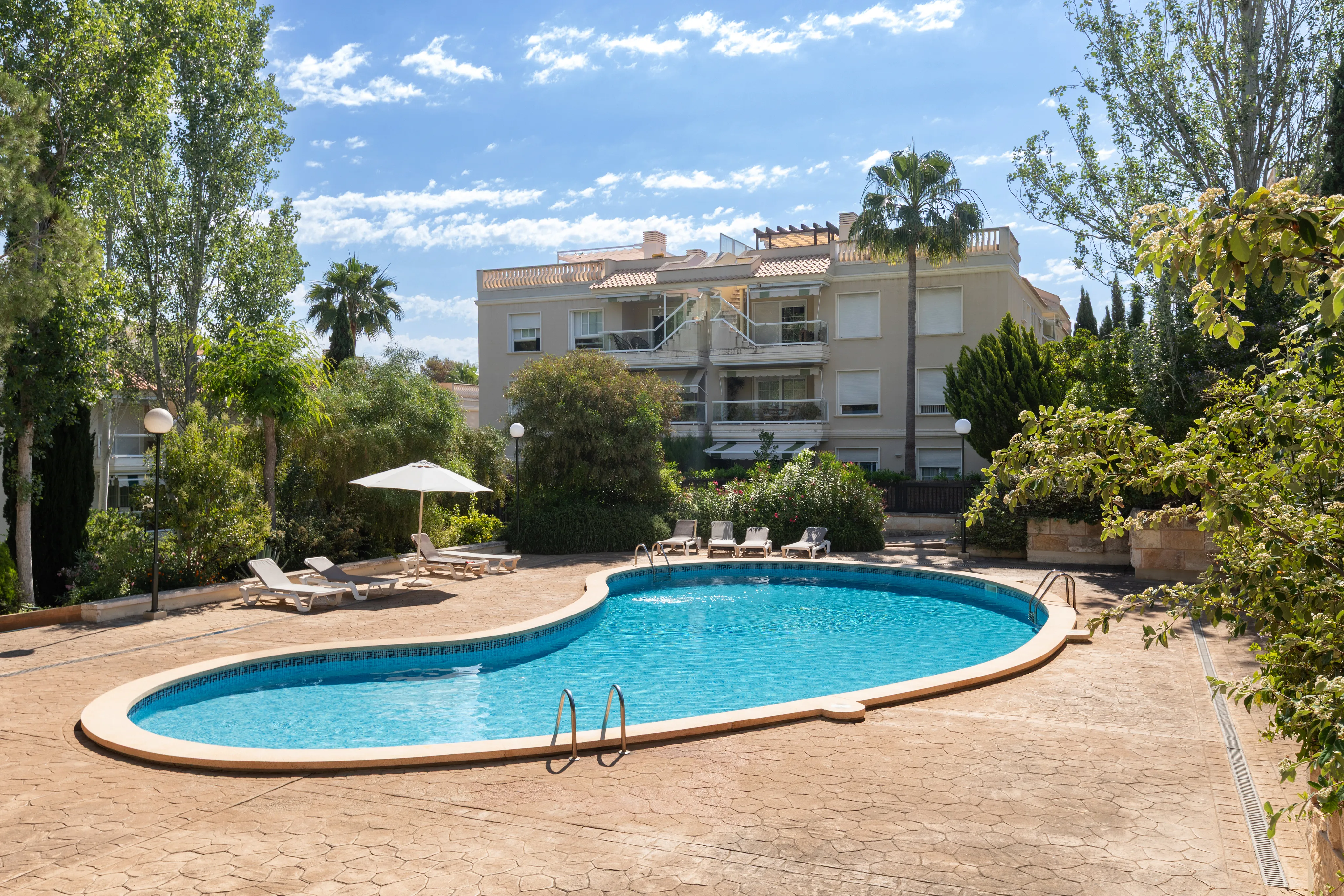 Habitatge familiar amb terrassa, garatge i zones comunes amb piscina-2