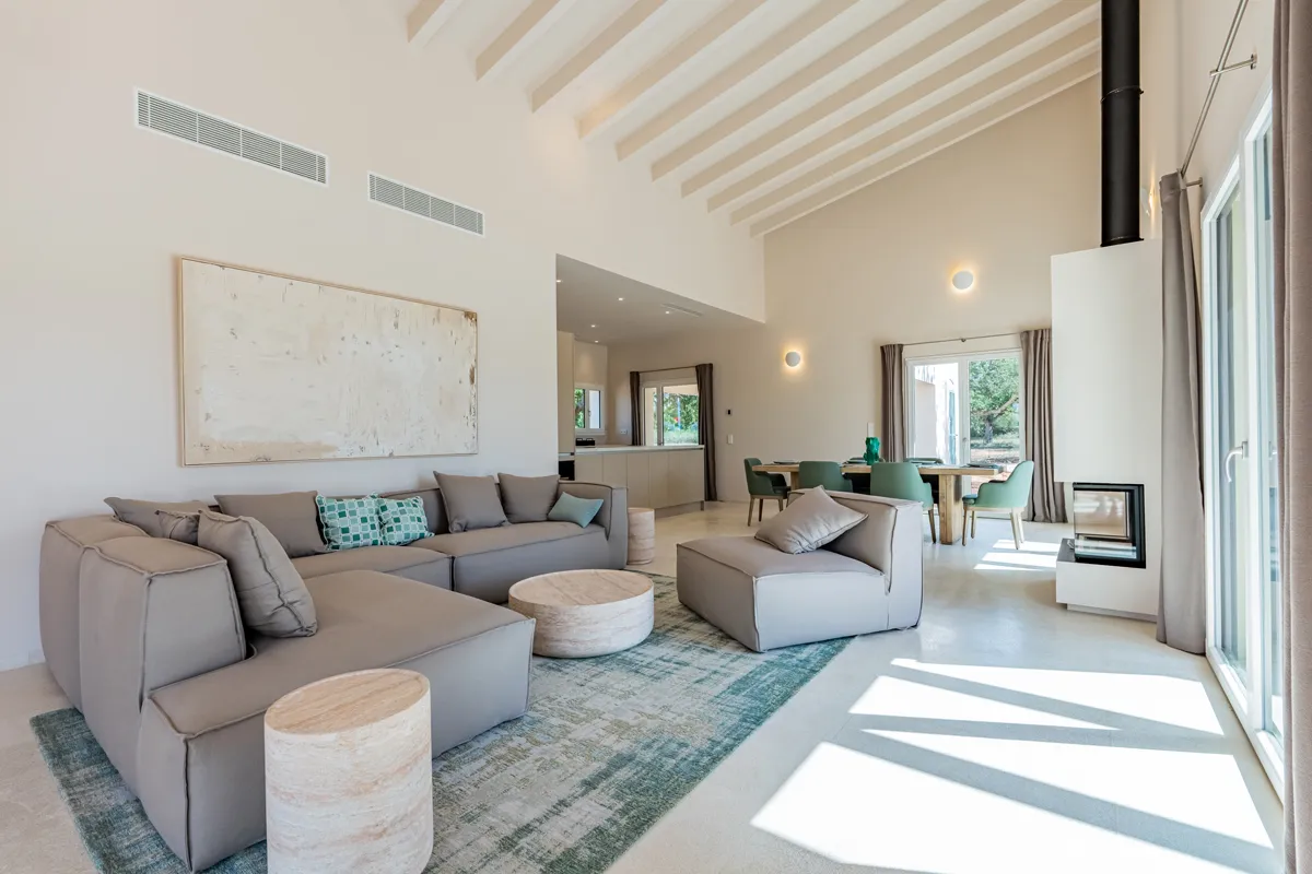 Ebenerdige Neubaufinca in modernem, puristischem Stil-2