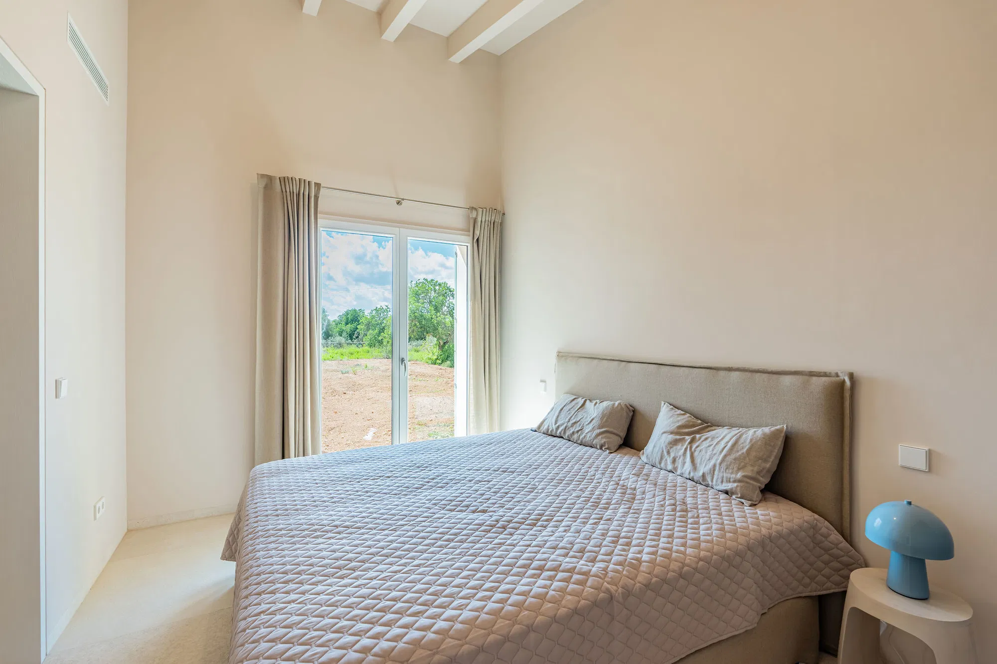 Nybyggd finca i en våning i modern, puristisk stil-12