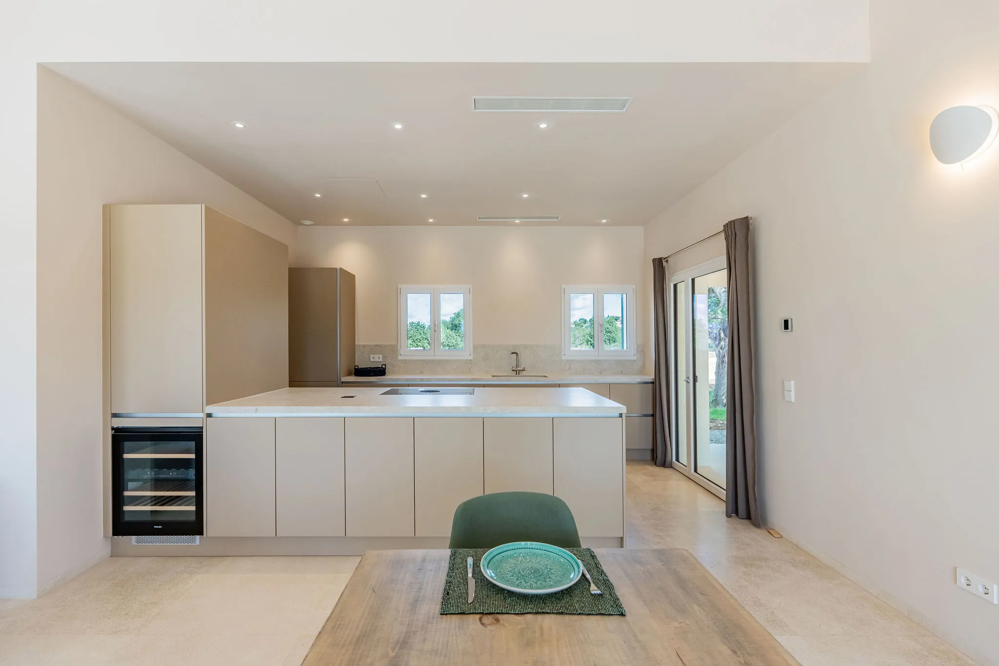 Nybygget finca i én etage i moderne, puristisk stil-6