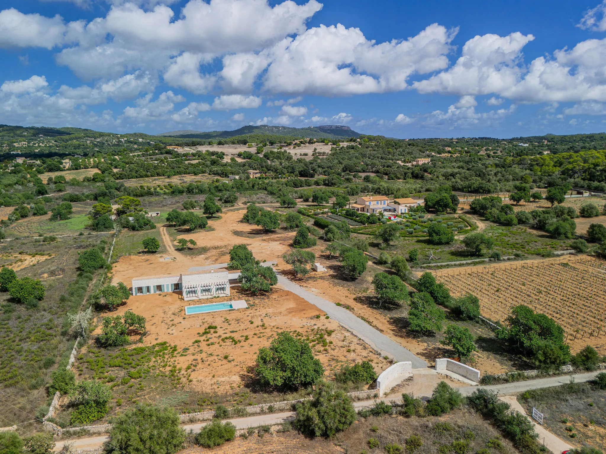 Ebenerdige Neubaufinca in modernem, puristischem Stil-4