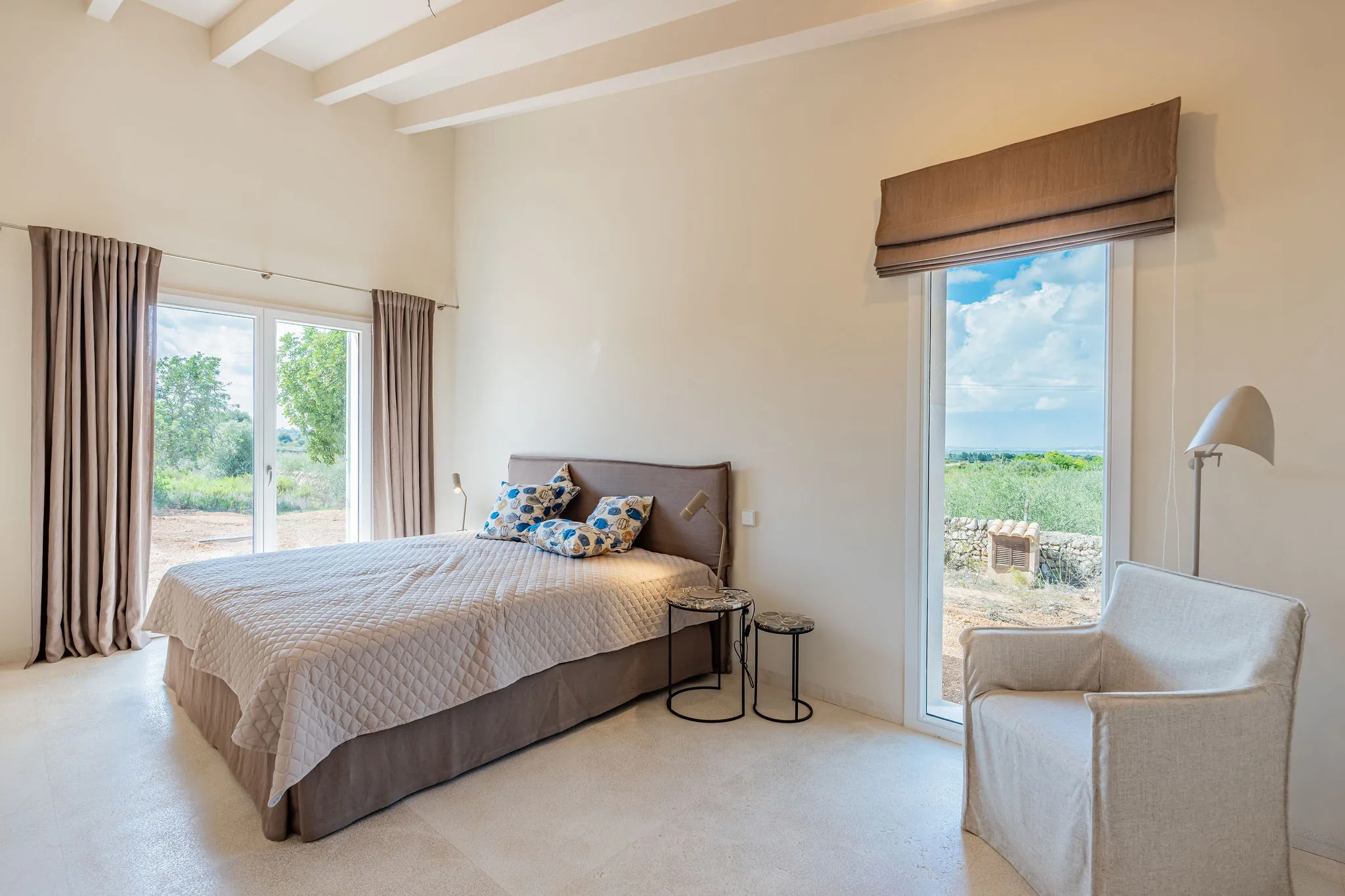 Ebenerdige Neubaufinca in modernem, puristischem Stil-7