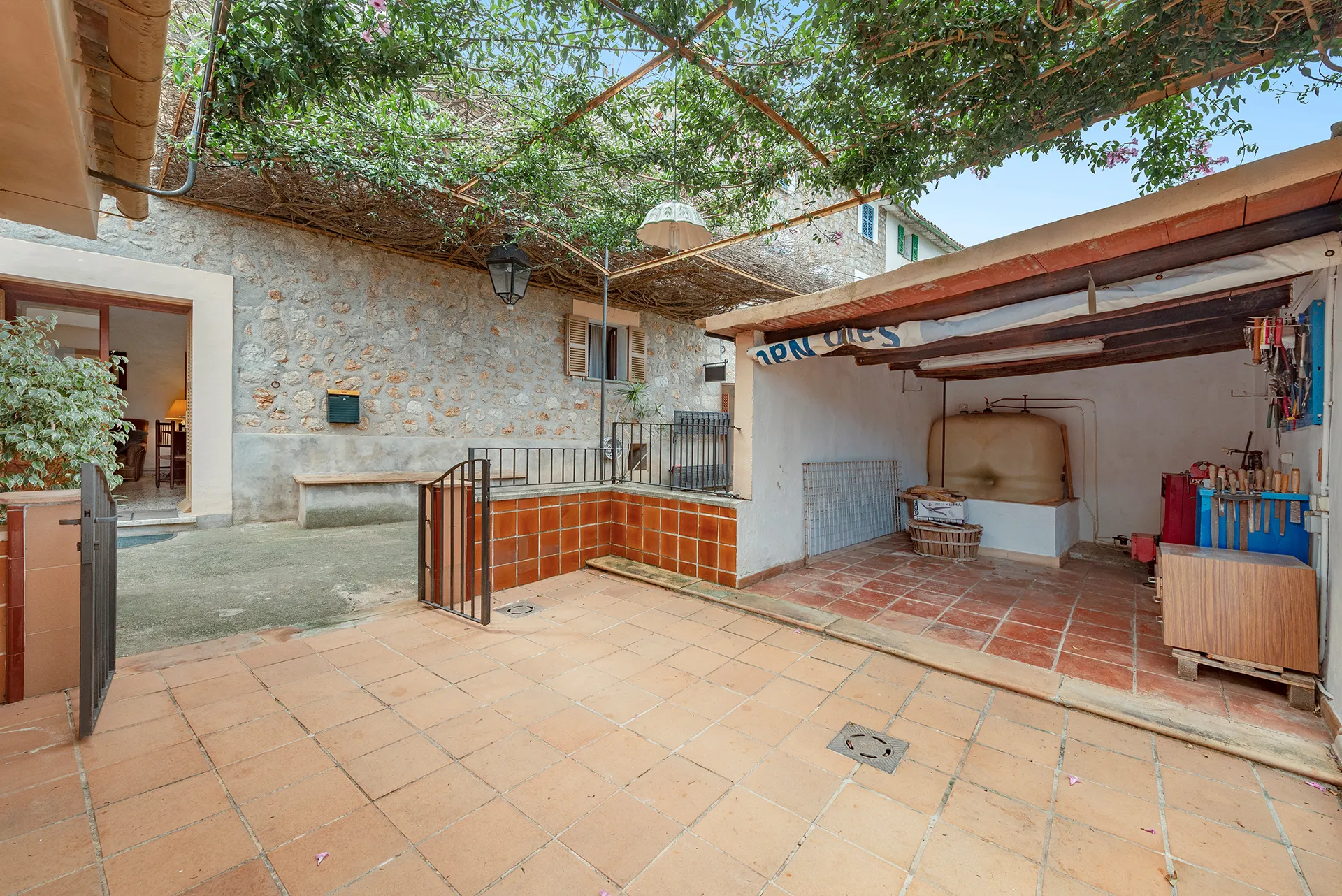 Una casa de poble en necessitat de renovació amb un potencial excepcional-17