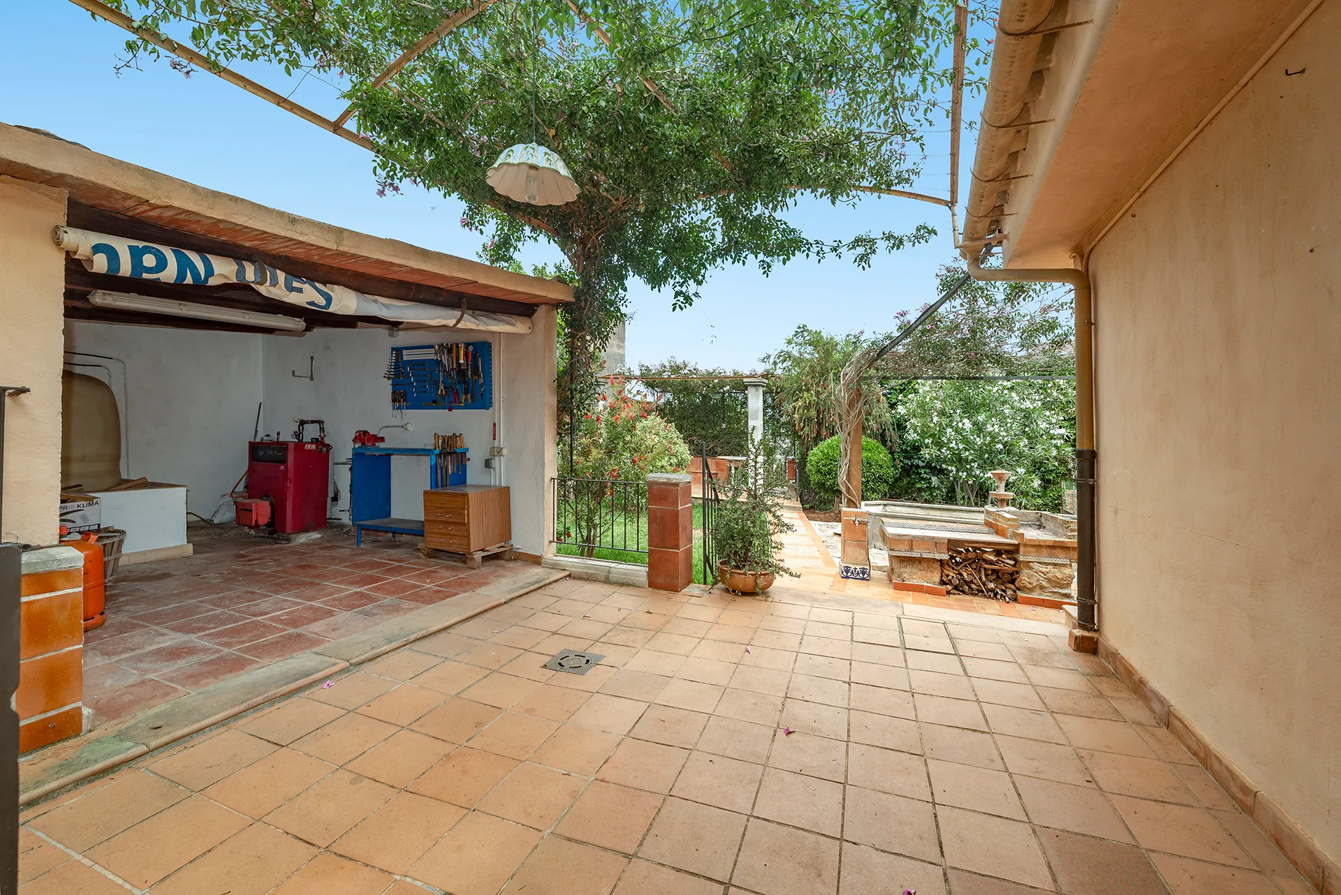Una casa de poble en necessitat de renovació amb un potencial excepcional-16