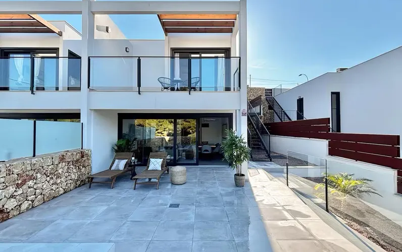 Maison jumelée unique en son genre à proximité immédiate de la plage de Cala Mandia