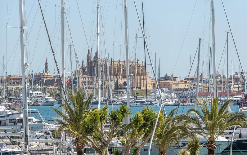 Encantador Pis a Icònic Edifici en Passeig Marítim