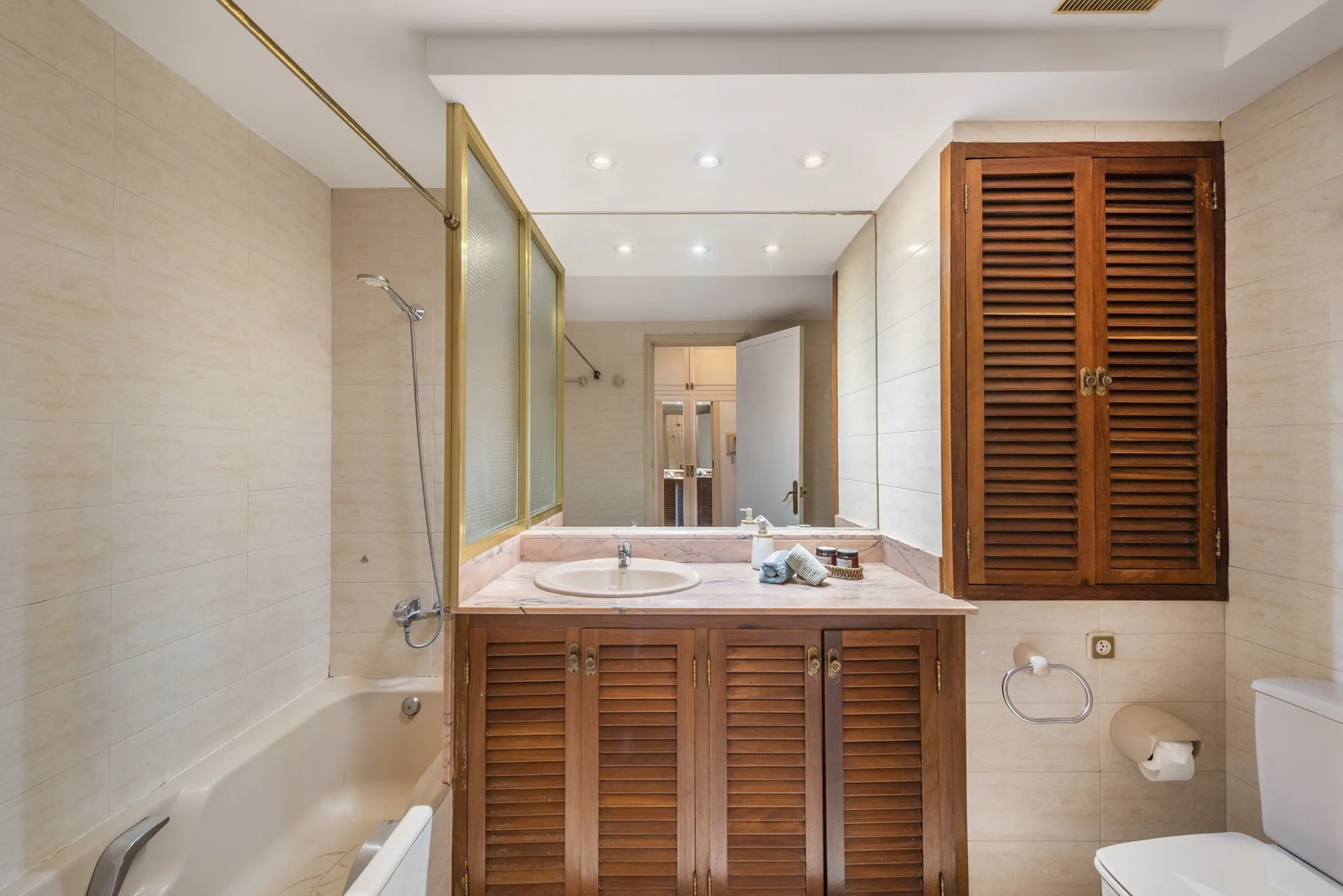 Charming Apartment in Iconic Building on Seafront Promenade-8