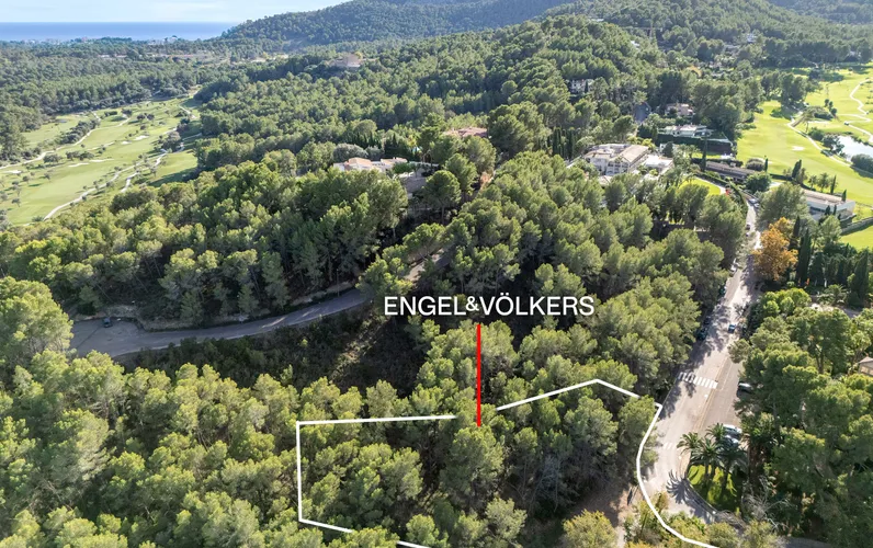 Ruime bouwkavel met goedgekeurd project in het onderste deel van Son Vida