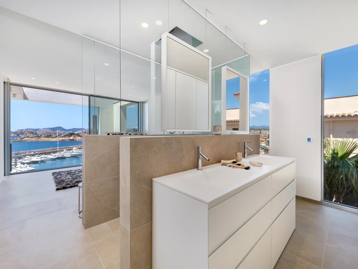 Spectacular villa in first sea line-11