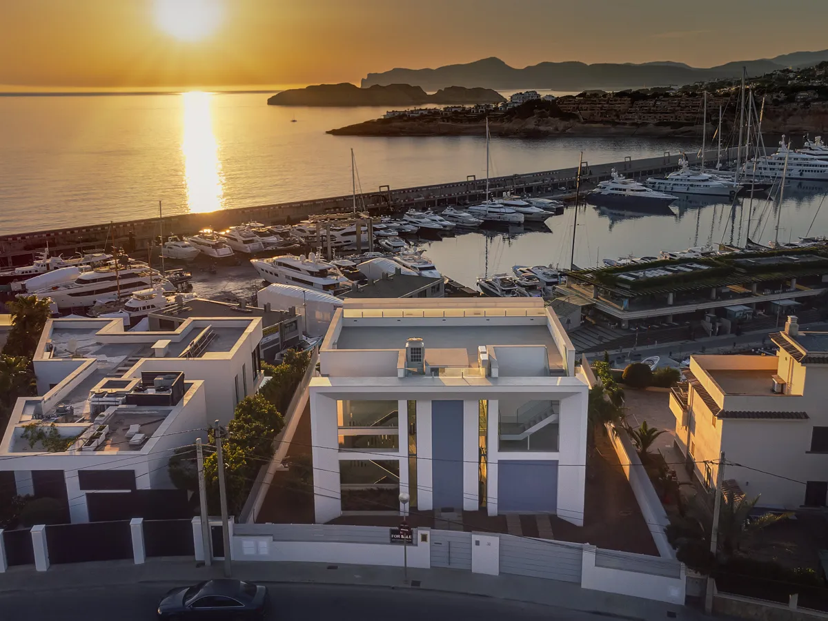 Spectacular villa in first sea line-18