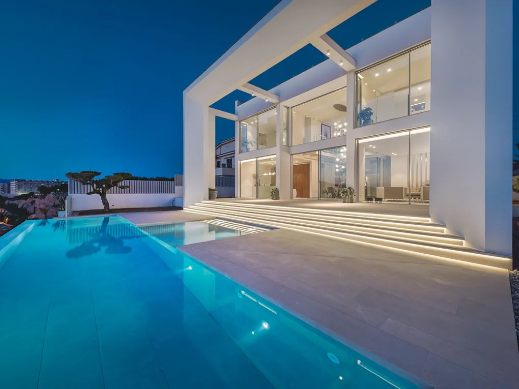 Spectacular villa in first sea line-17