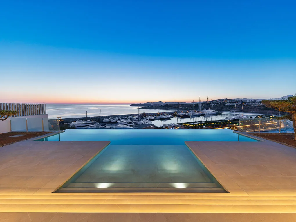 Spectacular villa in first sea line-16