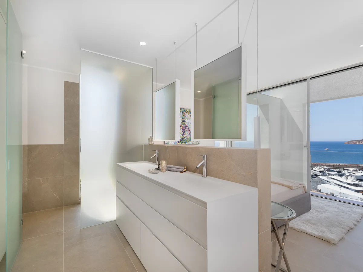 Spectacular villa in first sea line-13