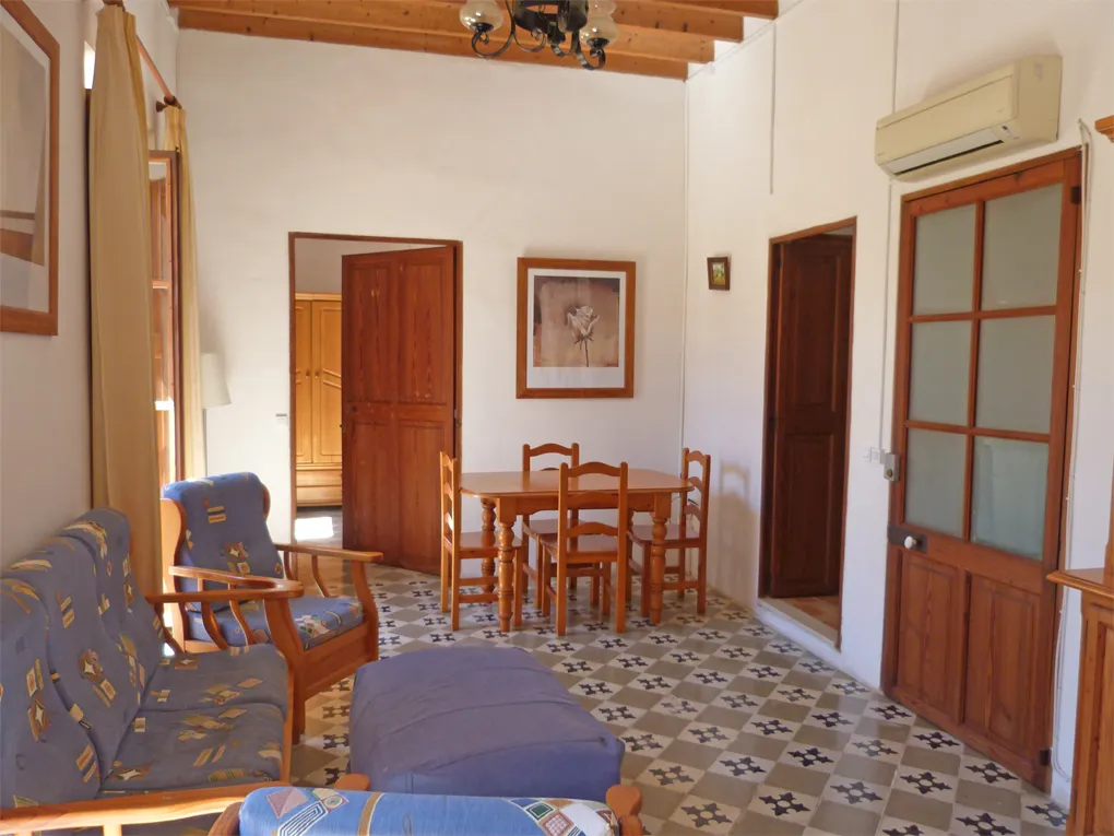 Historic townhouse in quiet and central location for renovation-4