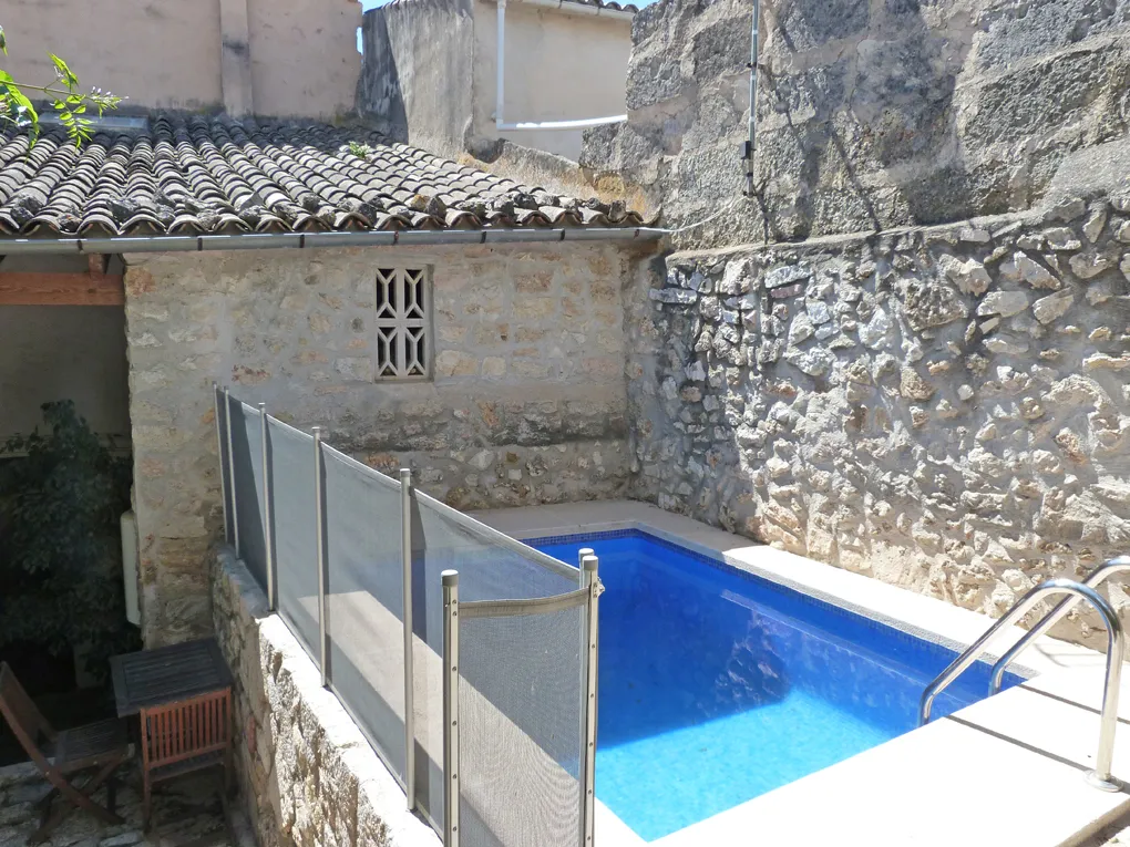 Historic townhouse in quiet and central location for renovation-1