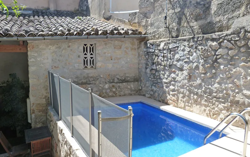 Te renoveren historisch dorpshuis op een rustige en centrale locatie