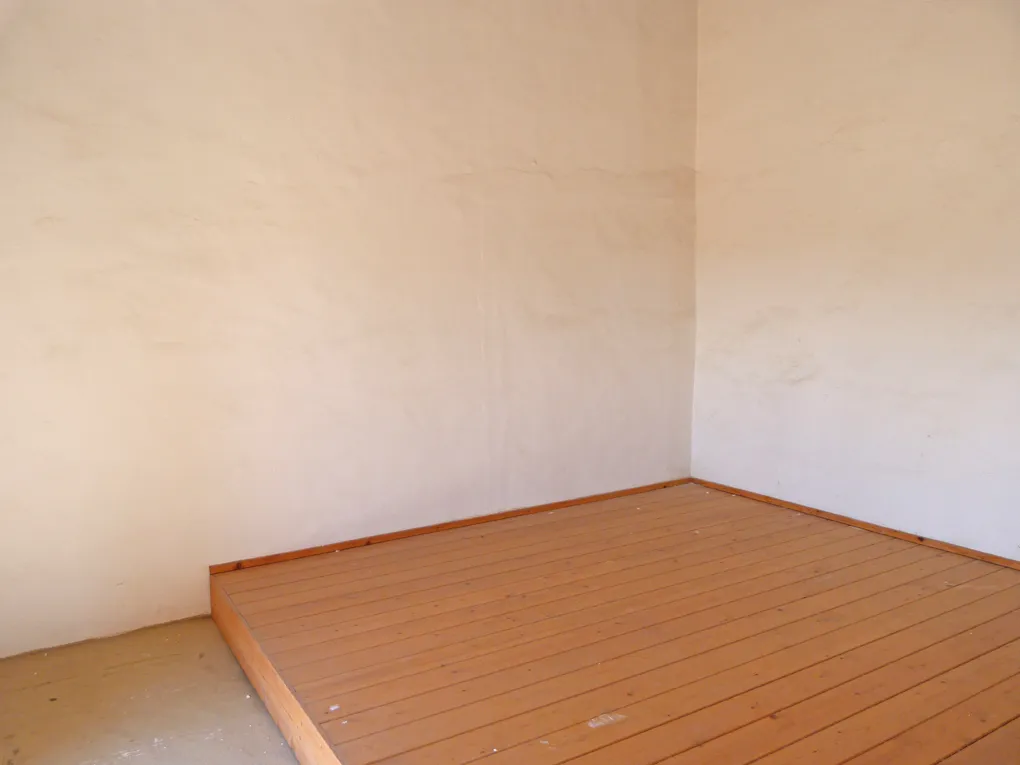 Historic townhouse in quiet and central location for renovation-11