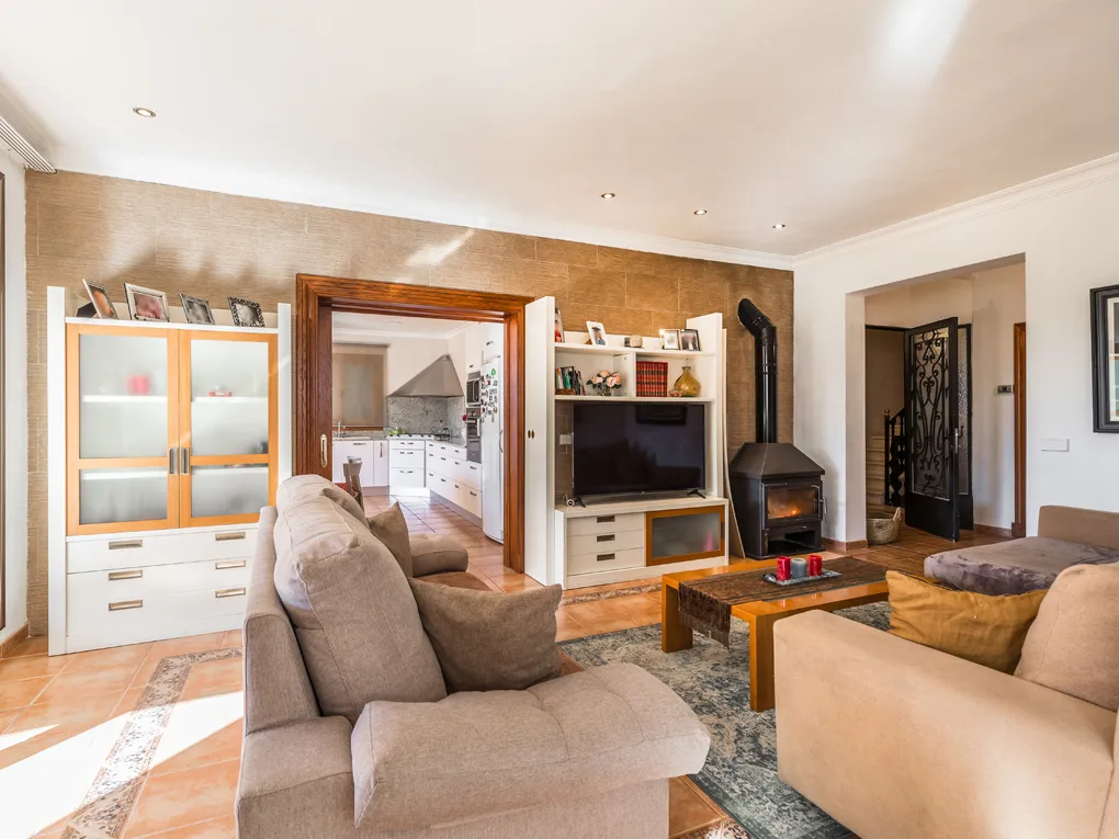 Spacieuse maison de campagne distribuée en deux appartements séparés-11