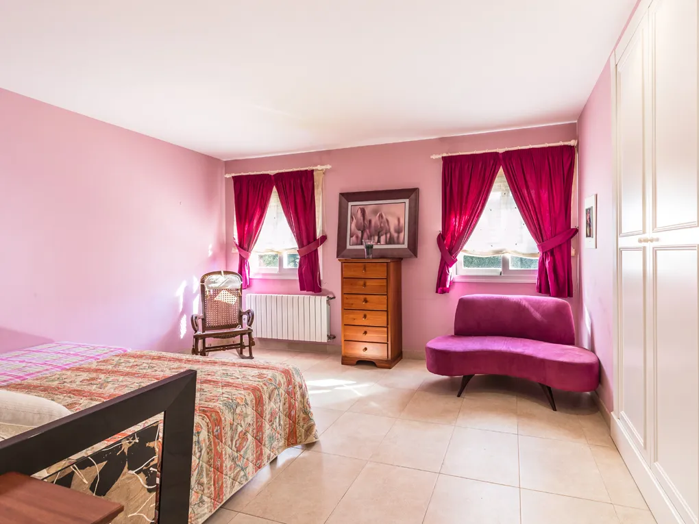 Elegant country house with panoramic views-20