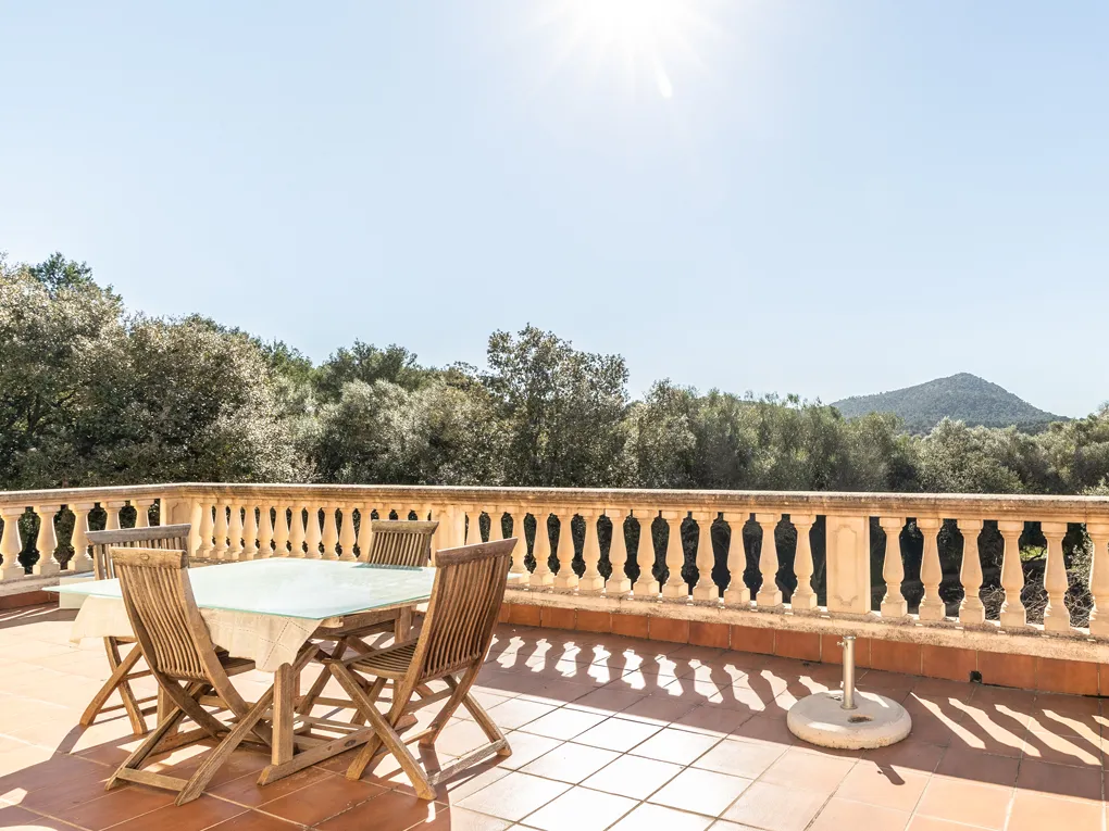 Elegant country house with panoramic views-3