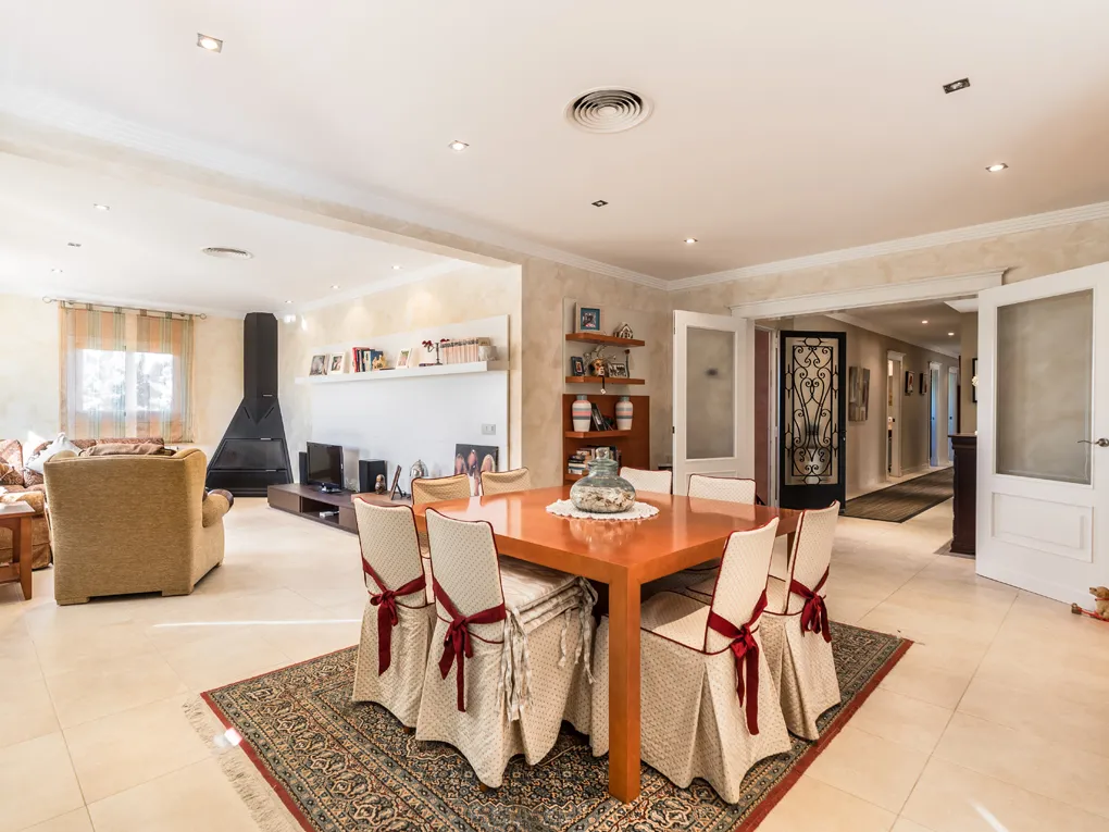 Elegant country house with panoramic views-9