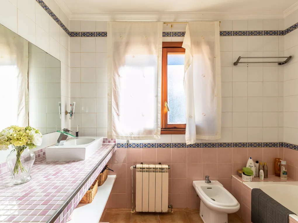 Spacieuse maison de campagne distribuée en deux appartements séparés-15