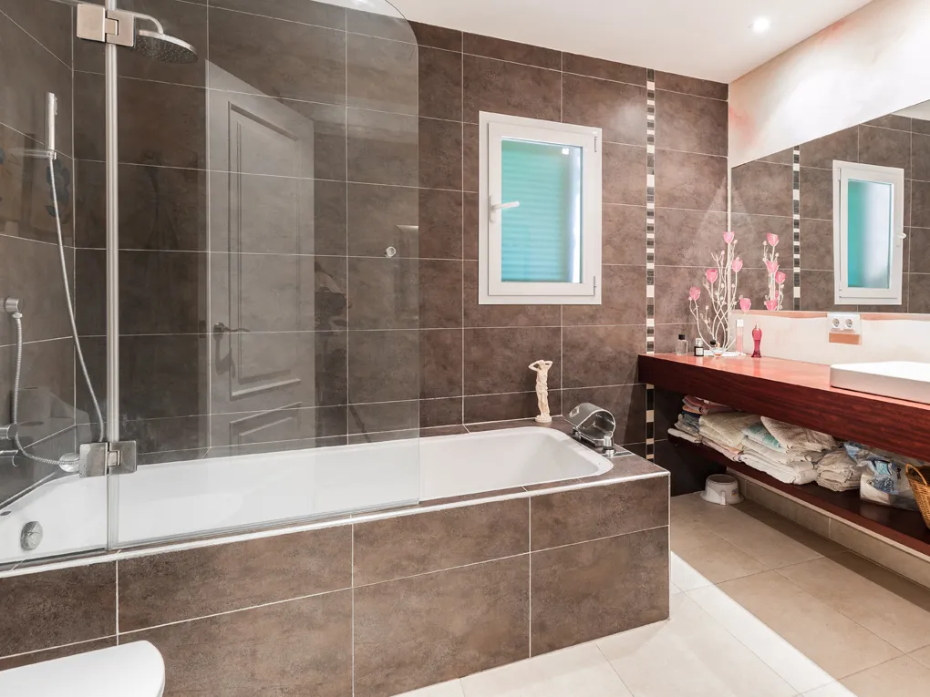 Elegant country house with panoramic views-17