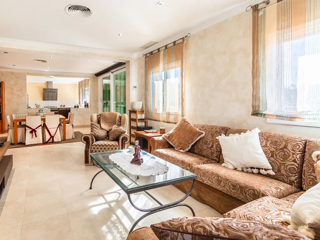 Elegant country house with panoramic views-10