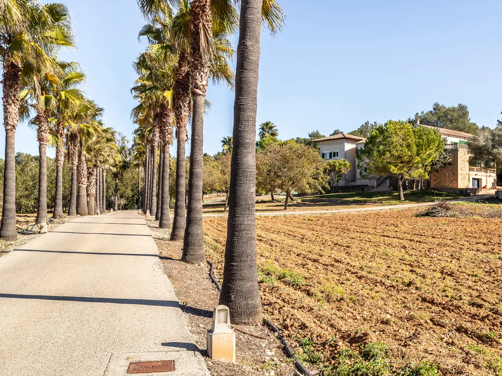 Elegant country house with panoramic views-1