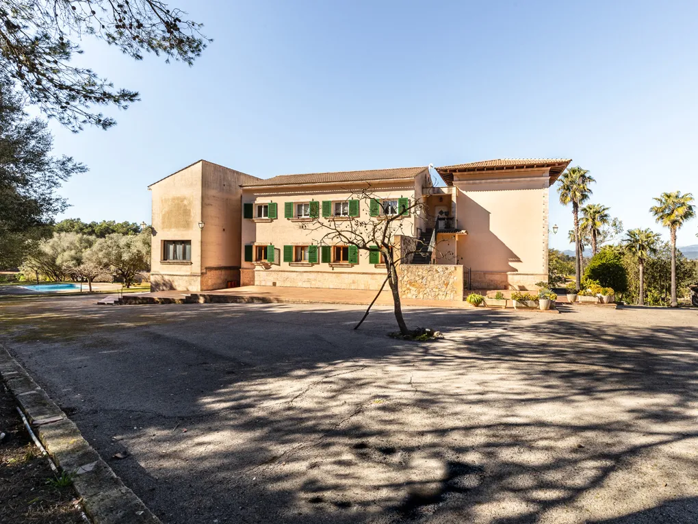 Elegant country house with panoramic views-23