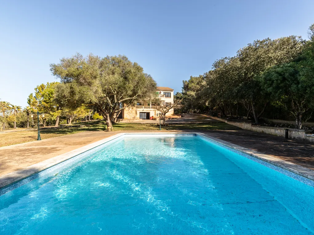 Elegant country house with panoramic views-2