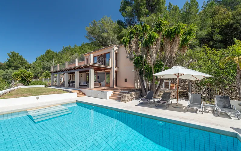 Exklusiv villa på sluttningen med panoramautsikt över Pollença och Colonya-dalen