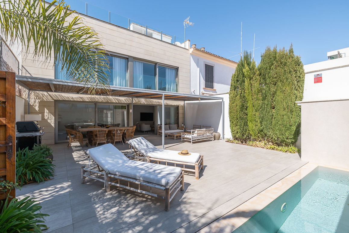 Prachtig ingerichte rijwoning met patio en zwembad