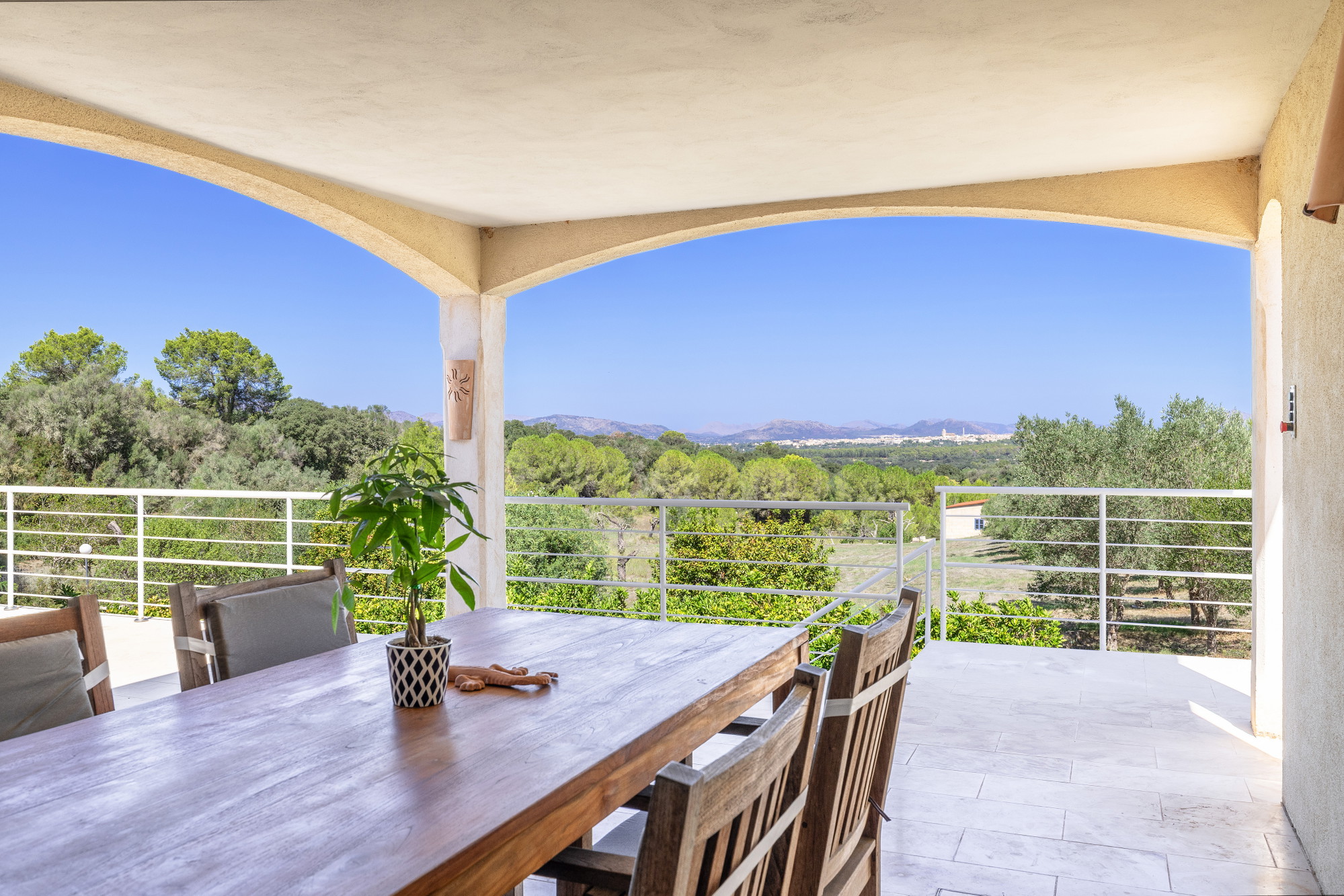 Una encantadora casa de pagès amb vistes a la Serra de Tramuntana i una gran piscina.