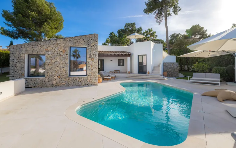 Luxury bungalow-style villa with sea views in Santa Ponsa