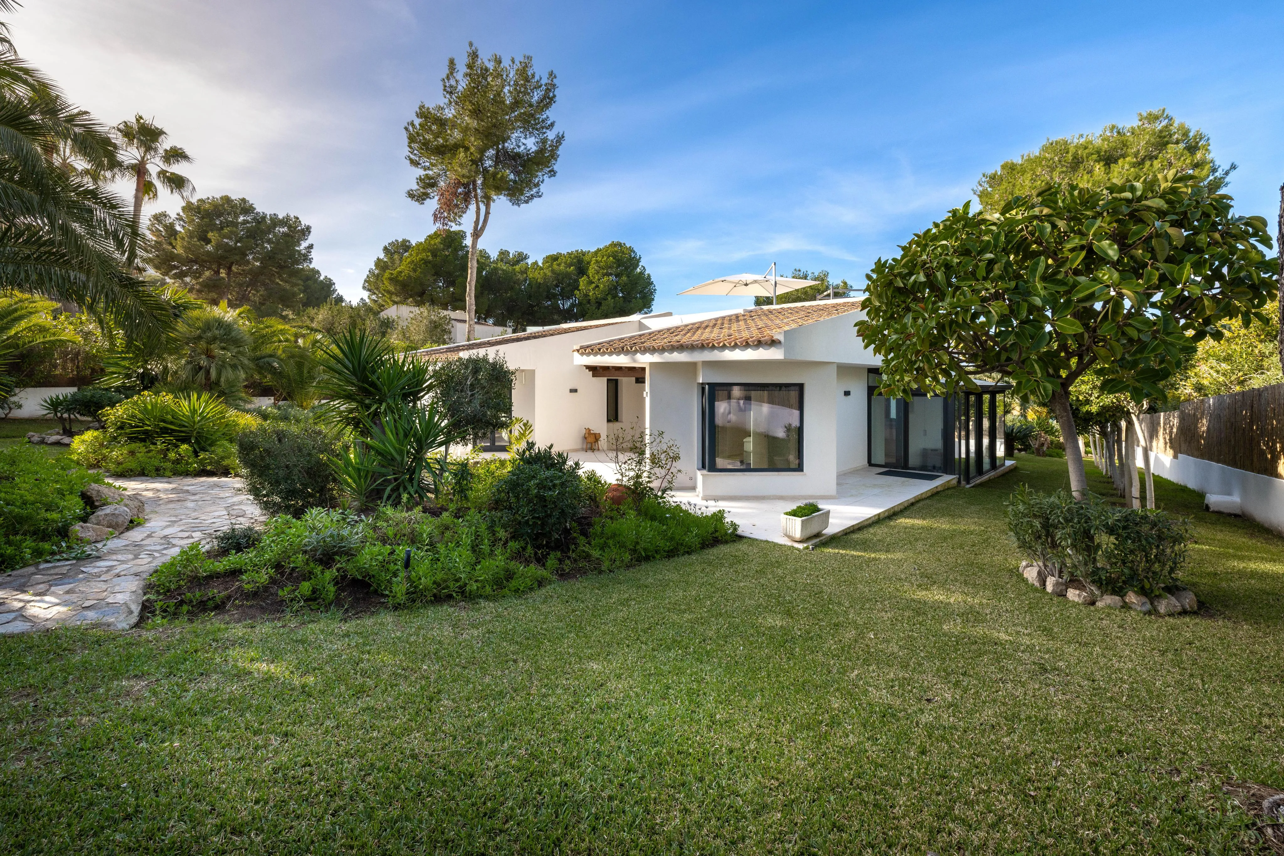 Lyxig villa i bungalowstil med havsutsikt i Santa Ponsa-19